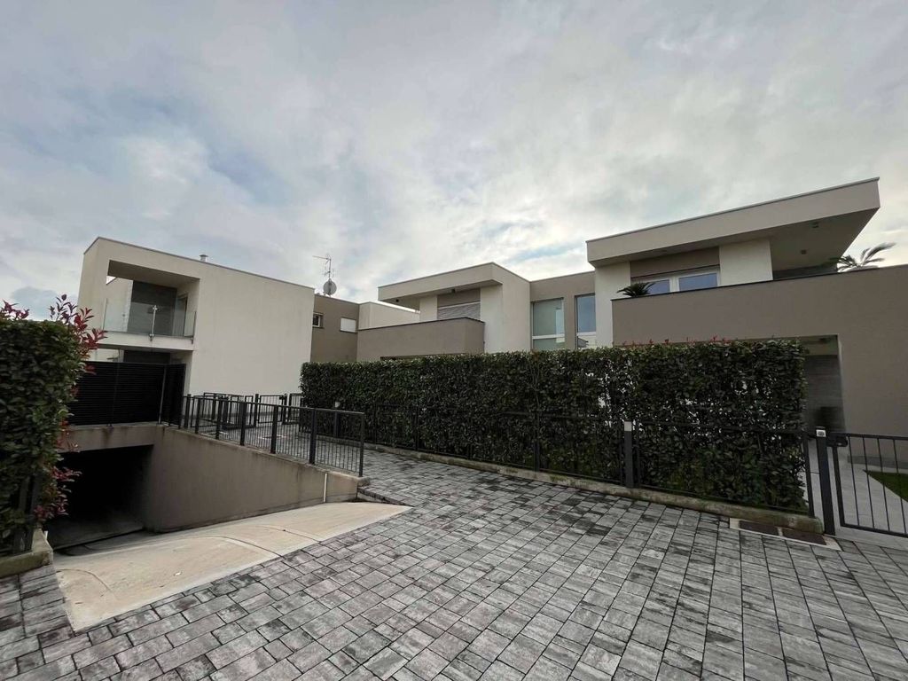 Luxury House for sale in Treviolo, 545 000 €, Photo 1
