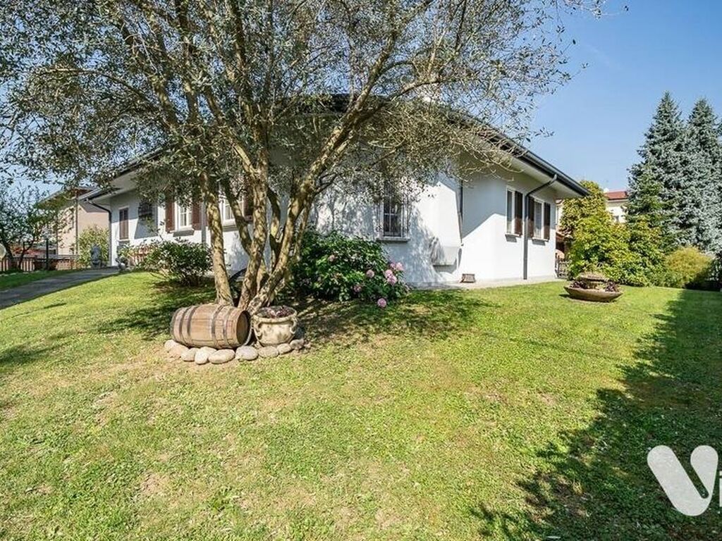 Luxury House for sale in Oggiono, 630 000 €, Photo 1