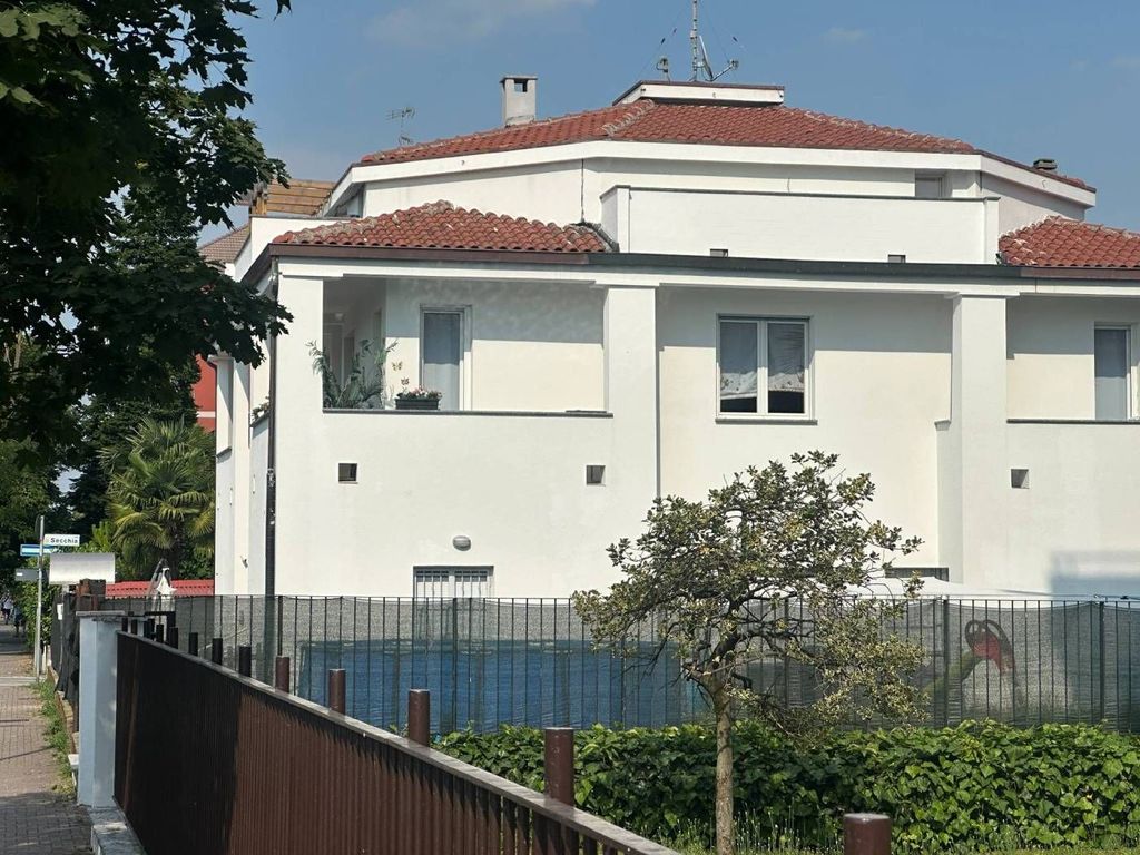 Luxury House for sale in Rozzano, 849 000 €, Photo 1