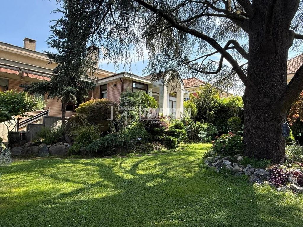 Luxury House for sale in Grugliasco, 1 100 000 €, Photo 1