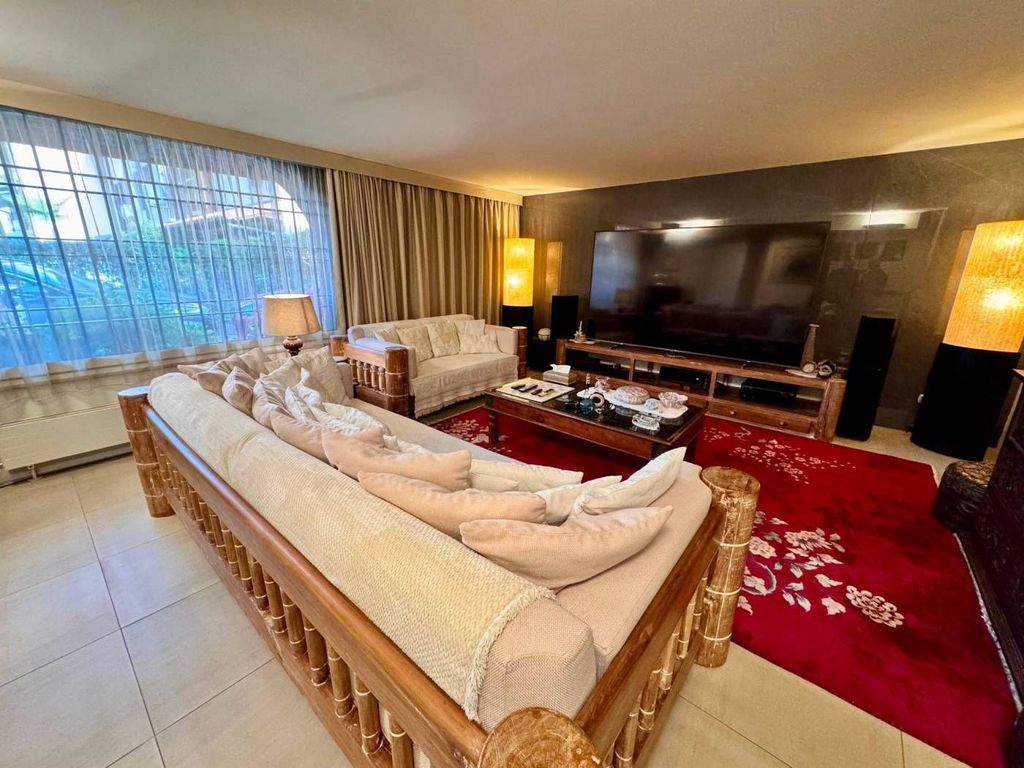 Luxury House for sale in Rozzano, 680 000 €, Photo 1