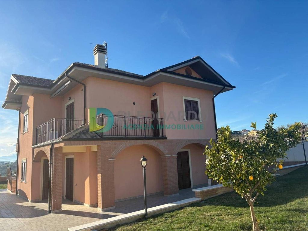 Luxury House for sale in Colonnella, 700 000 €, Photo 1