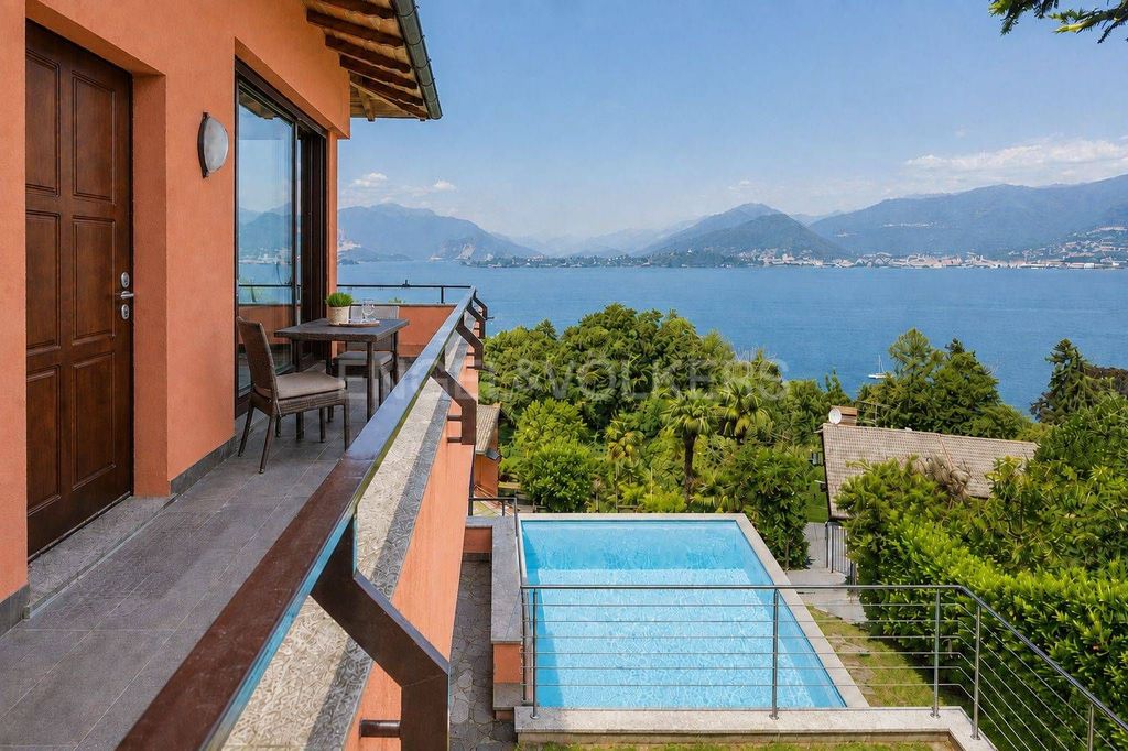 Luxury House for sale in Laveno, 1 050 000 €, Photo 1