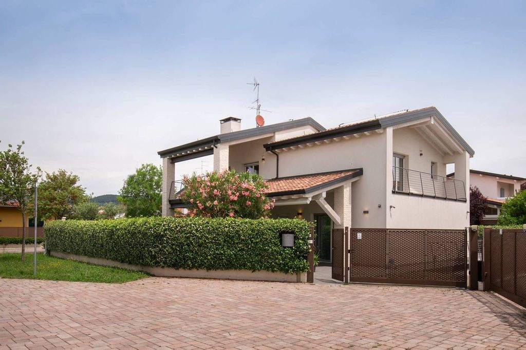 Luxury House for sale in Verona, 1 450 000 €, Photo 1