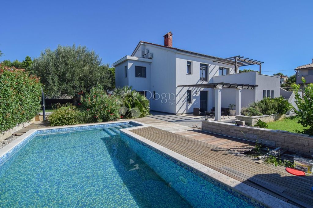 Maison de luxe à vendre à Pula, 770 000 €, Photo 1