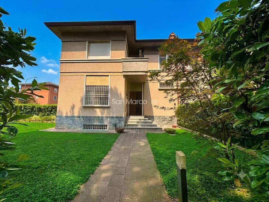 Luxury House for sale in Brescia, 720 000 €, Photo 1