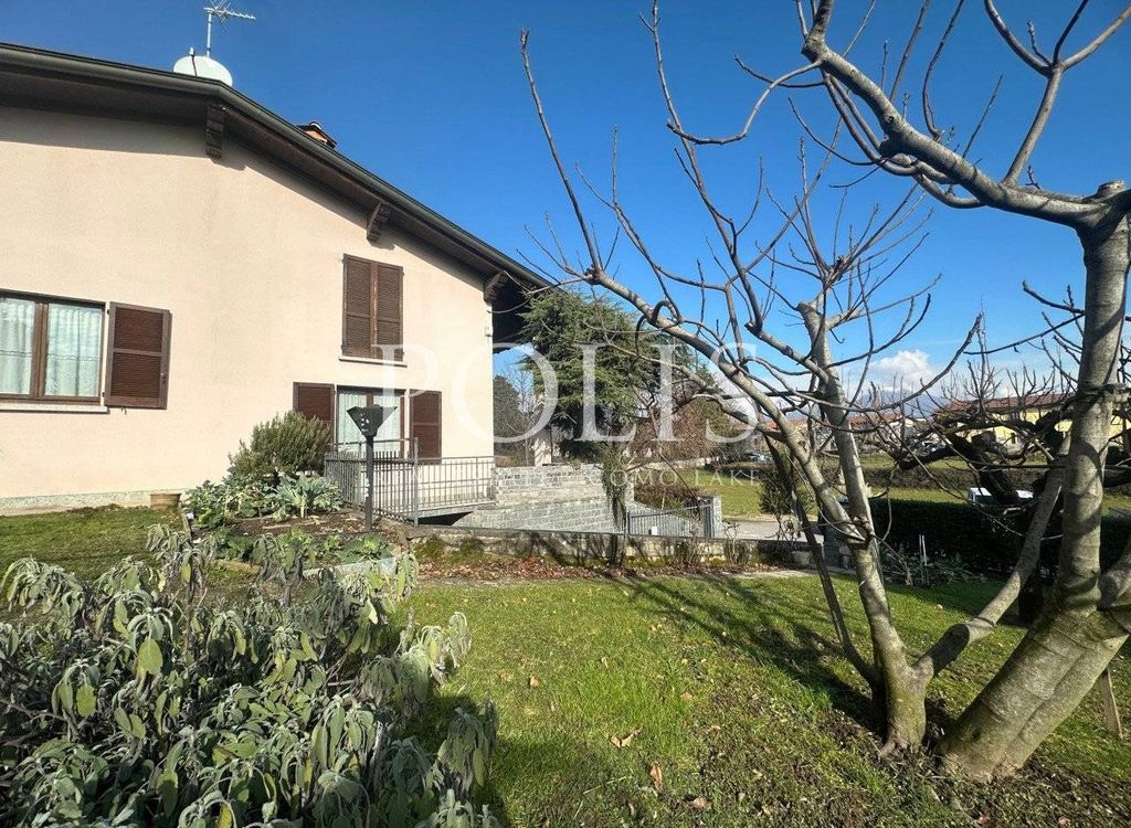 Luxury House for sale in Albavilla, 490 000 €, Photo 1