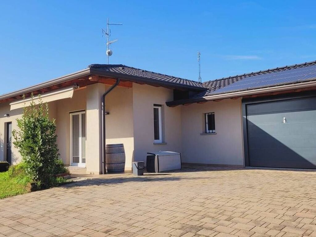 Luxury House for sale in Carnago, 620 000 €, Photo 1