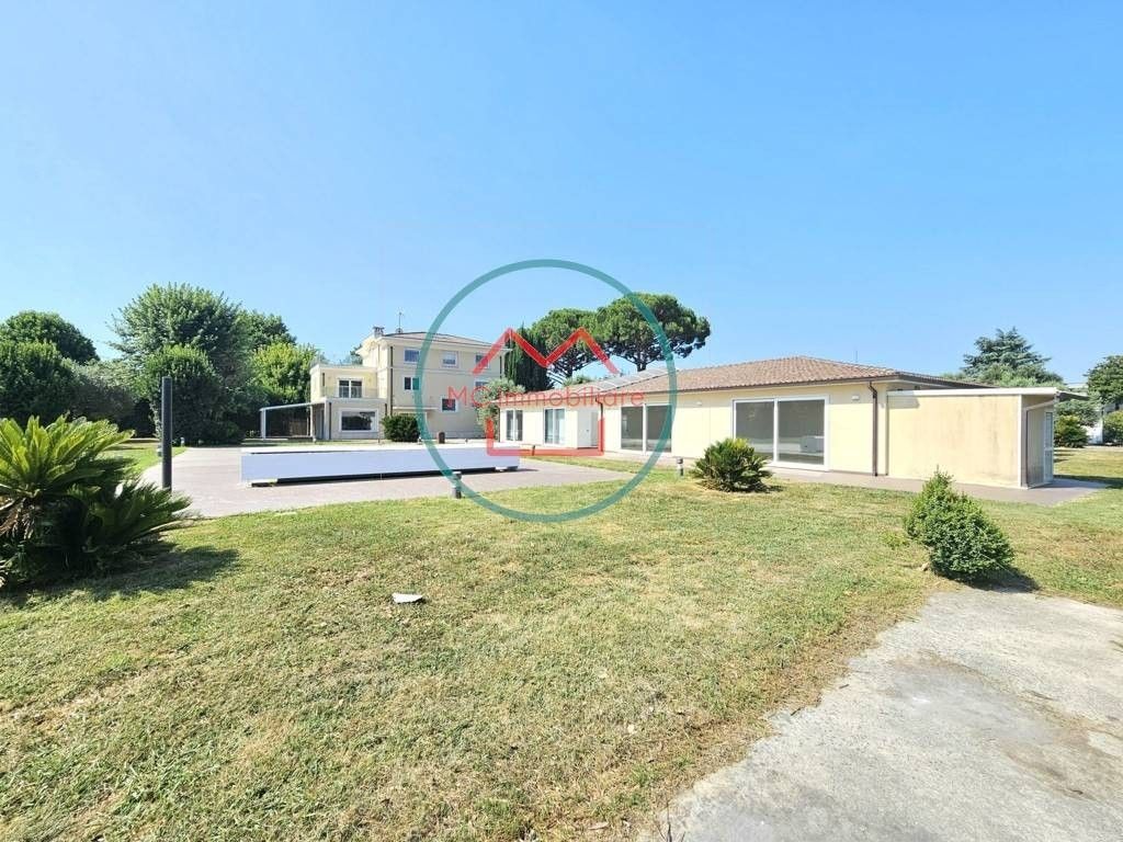 Luxury House for sale in Pescia, 980 000 €, Photo 1