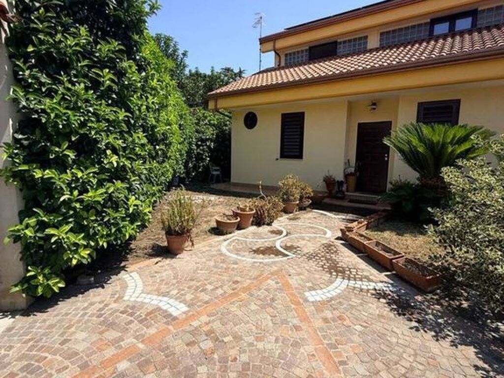 Luxury House for sale in Aversa, 680 000 €, Photo 1