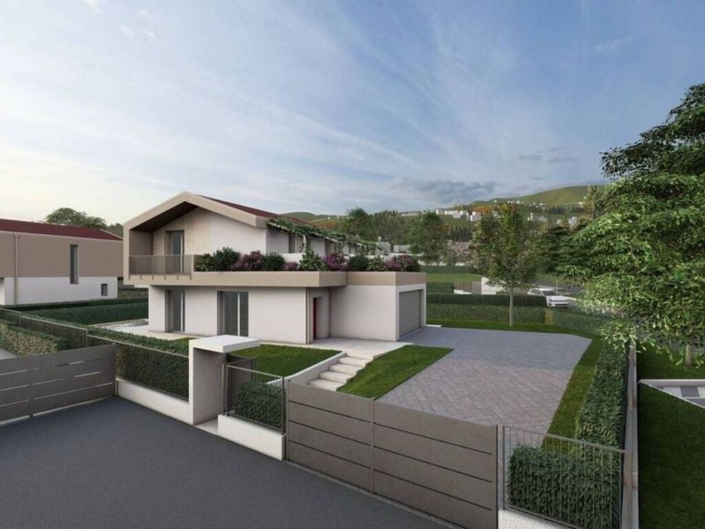 Luxury House for sale in Albavilla, 630 000 €, Photo 1