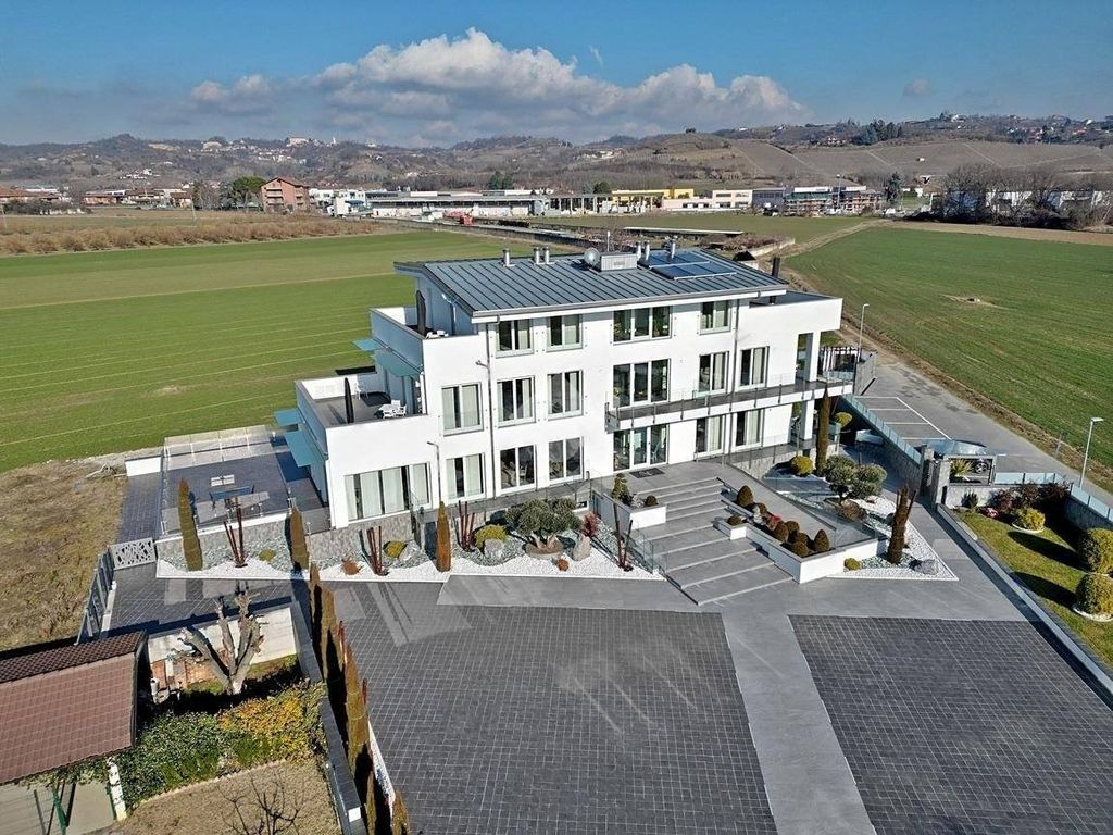 Luxury House for sale in Bra, 6 000 000 €, Photo 1