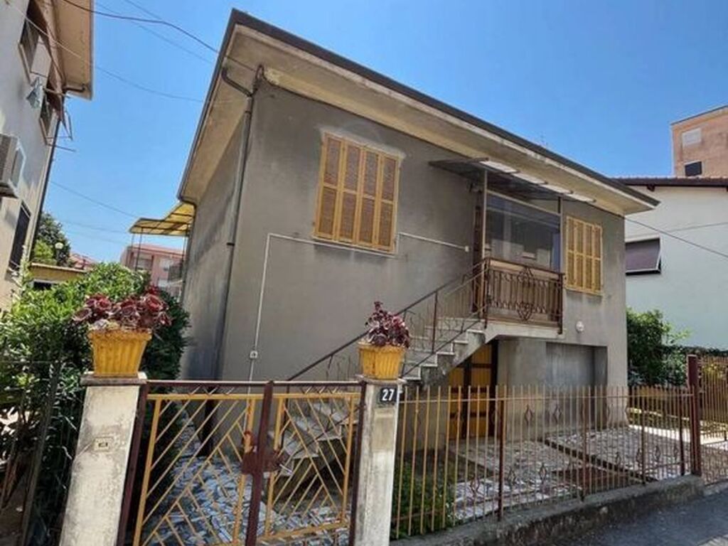 Luxury House for sale in Vallecrosia, 479 000 €, Photo 1