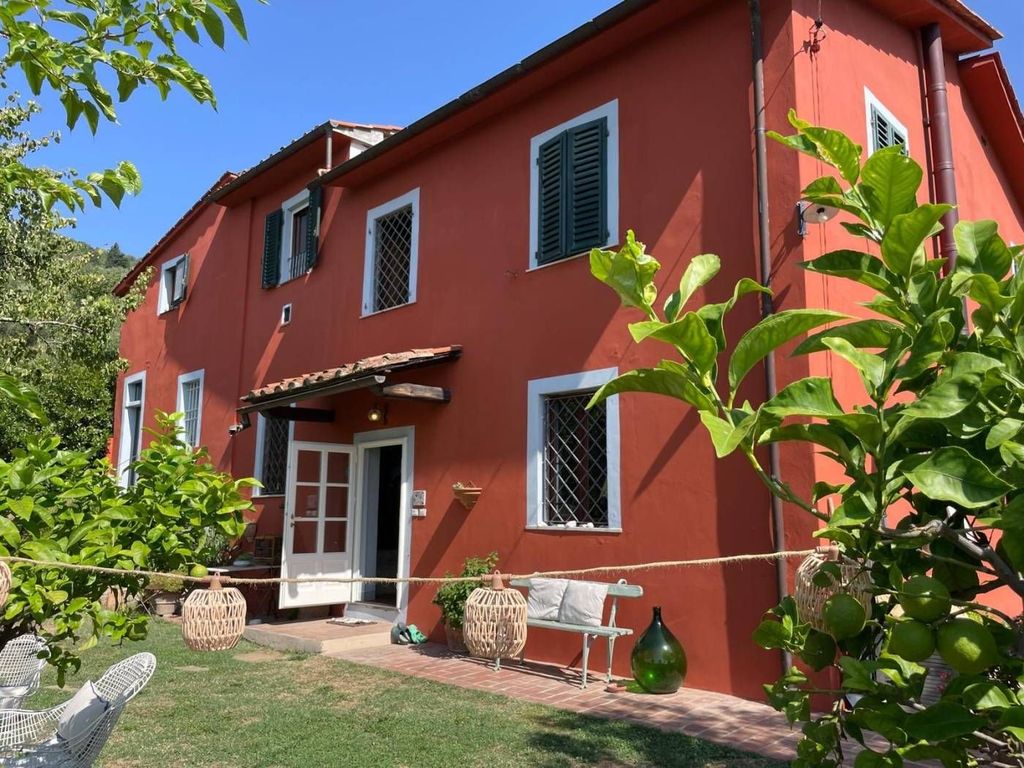 Luxury House for sale in Pescia, 635 000 €, Photo 1
