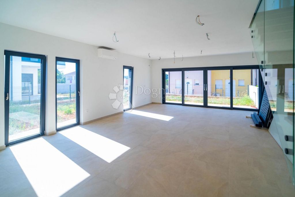 Maison de luxe à vendre à Novigrad, 587 500 €, Photo 3