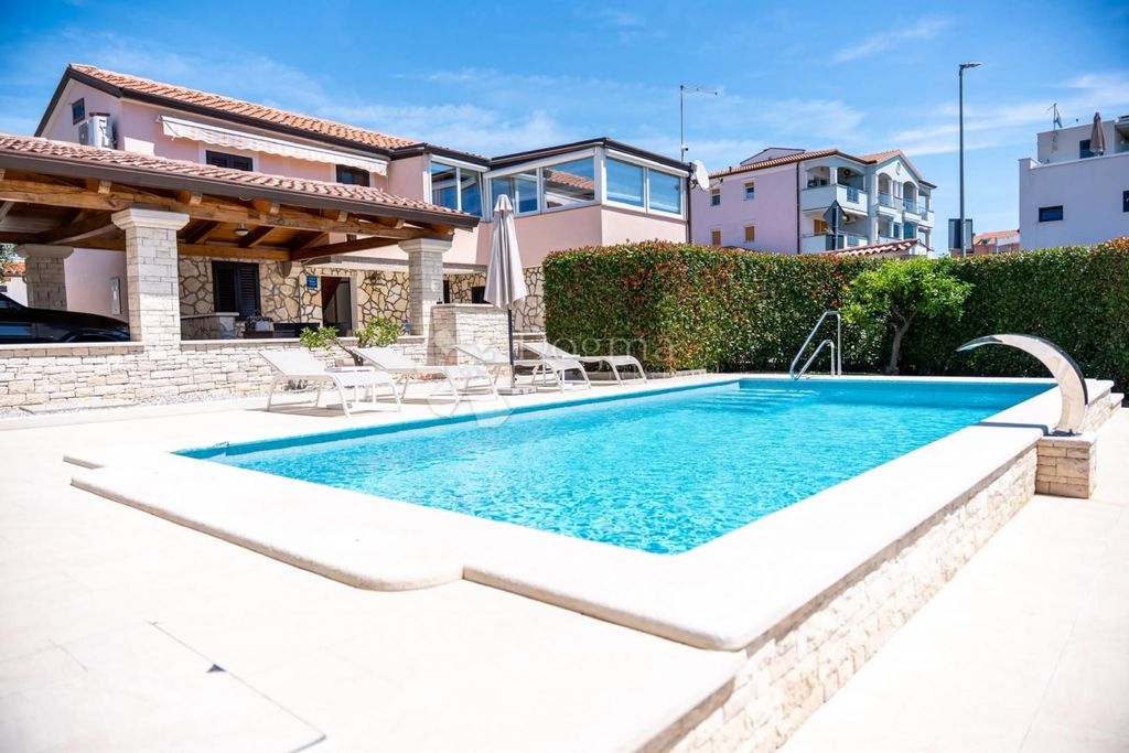 Maison de luxe à vendre à Novigrad, 0 €, Photo 3