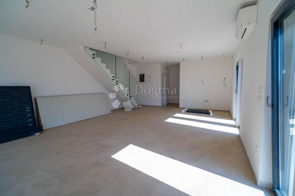 Maison de luxe à vendre à Novigrad, 587 500 €, Photo 4