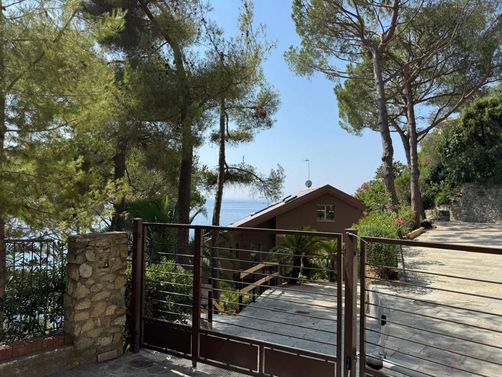 Luxury Apartment for sale in Varazze, 850 000 €, Photo 1
