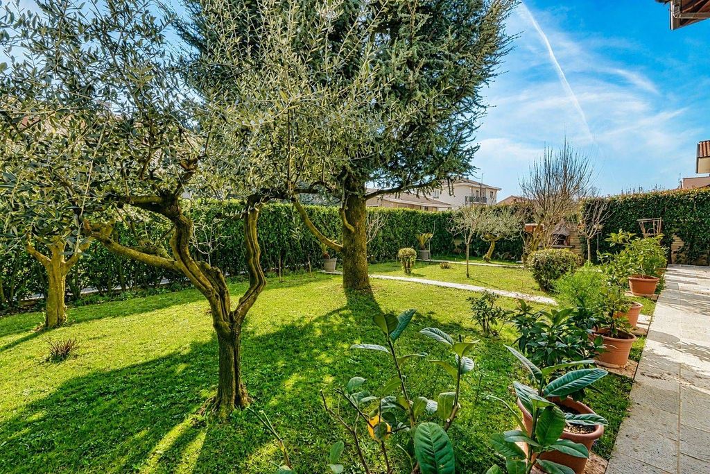 Luxury House for sale in Biassono, 790 000 €, Photo 1