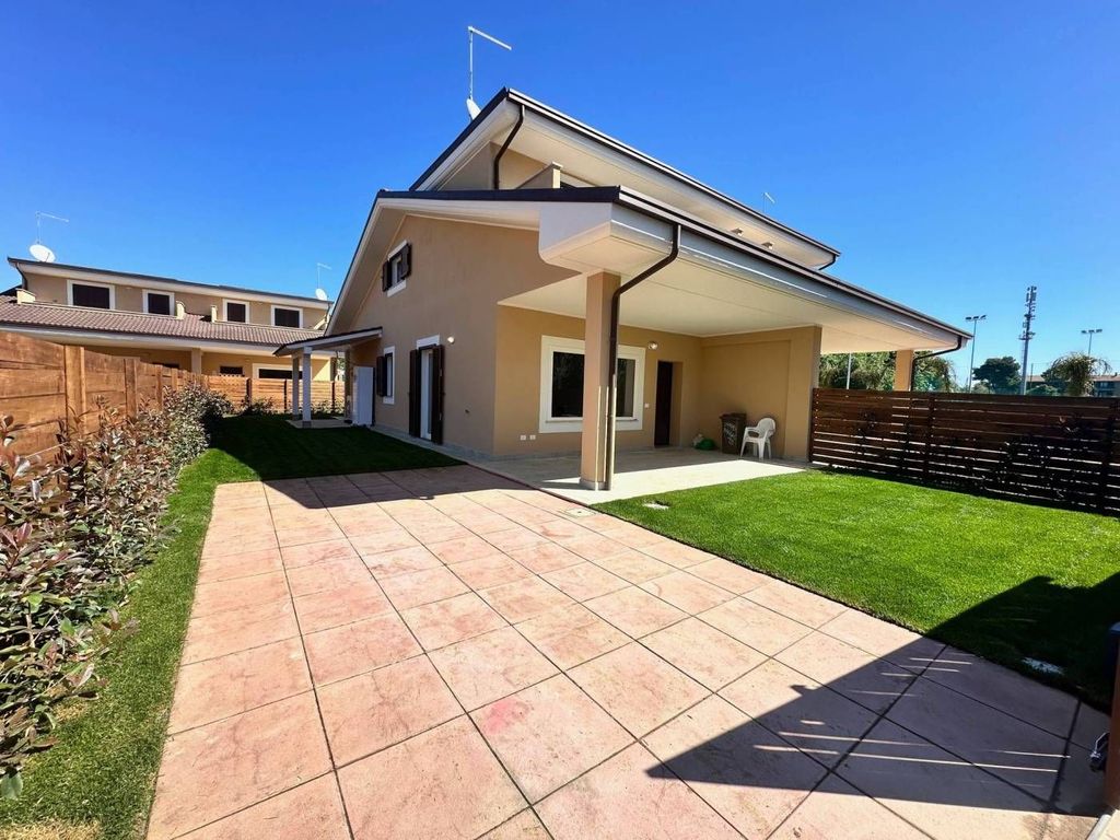 Luxury House for sale in Ladispoli, 480 000 €, Photo 1