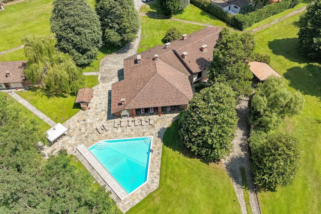 Luxury House for sale in Abbiategrasso, 1 300 000 €, Photo 1