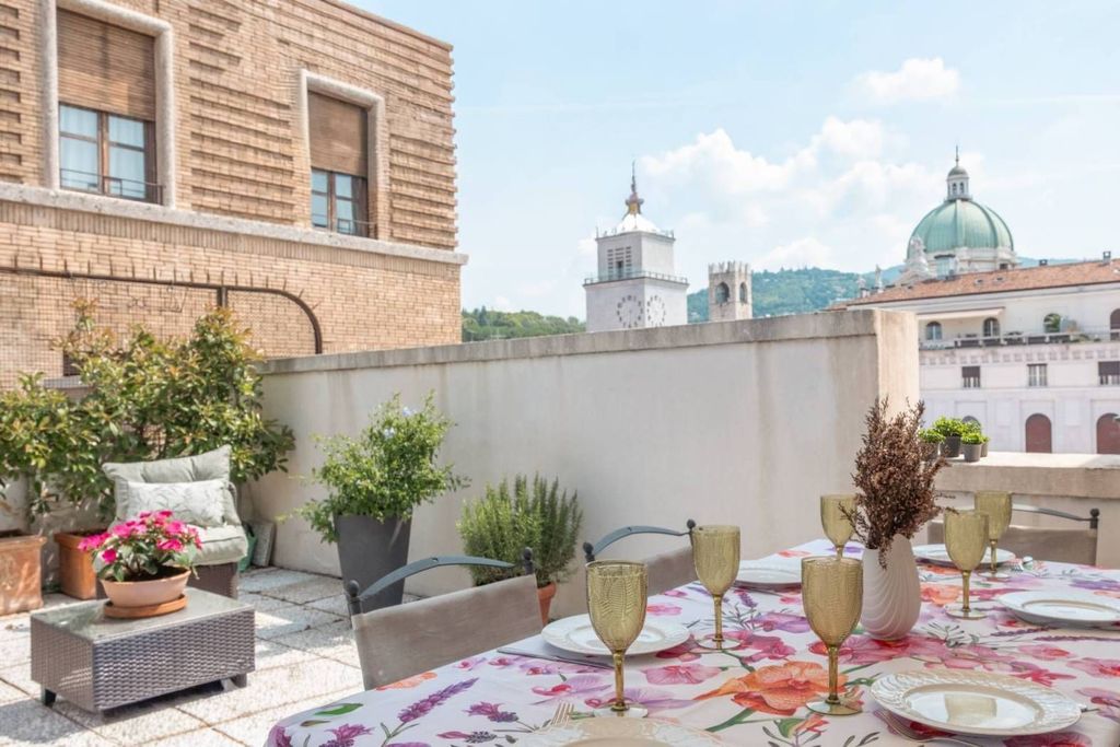 Luxury Apartment for sale in Brescia, 827 000 €, Photo 1