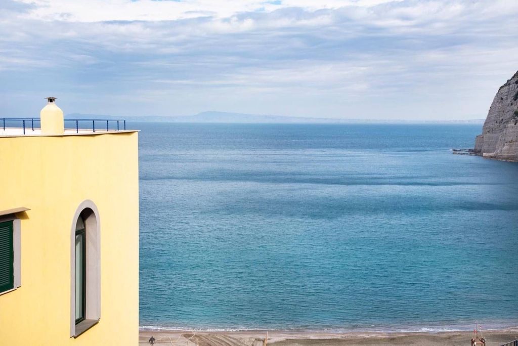 Luxury Apartment for sale in Meta, 580 000 €, Photo 1