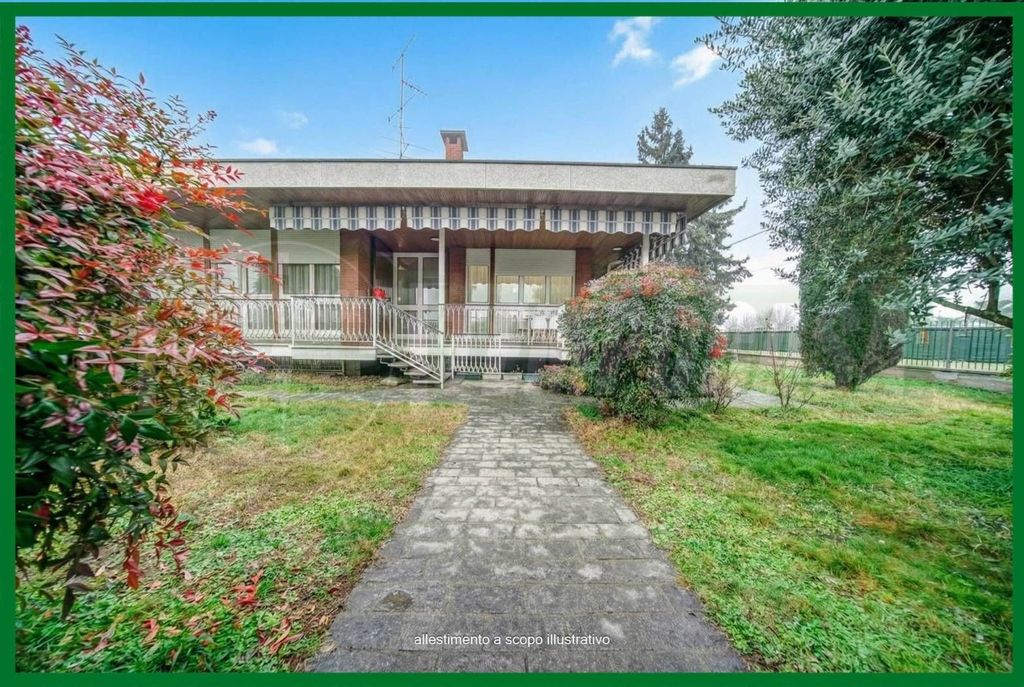 Luxury House for sale in Gallarate, 590 000 €, Photo 1