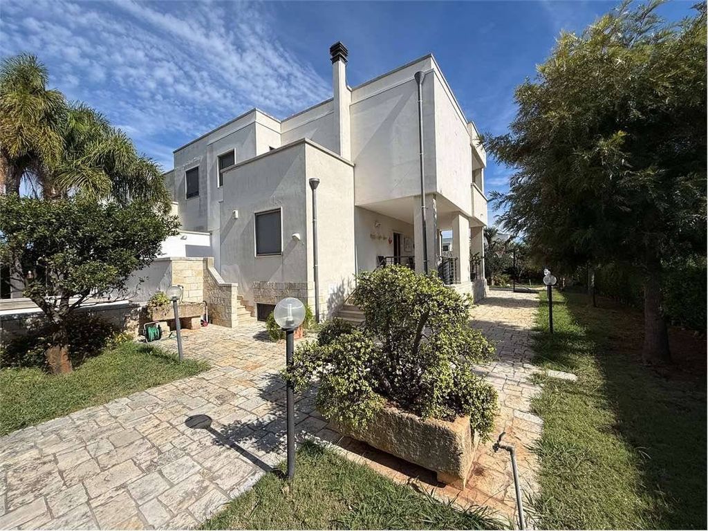 Luxury House for sale in Brindisi, 495 000 €, Photo 1
