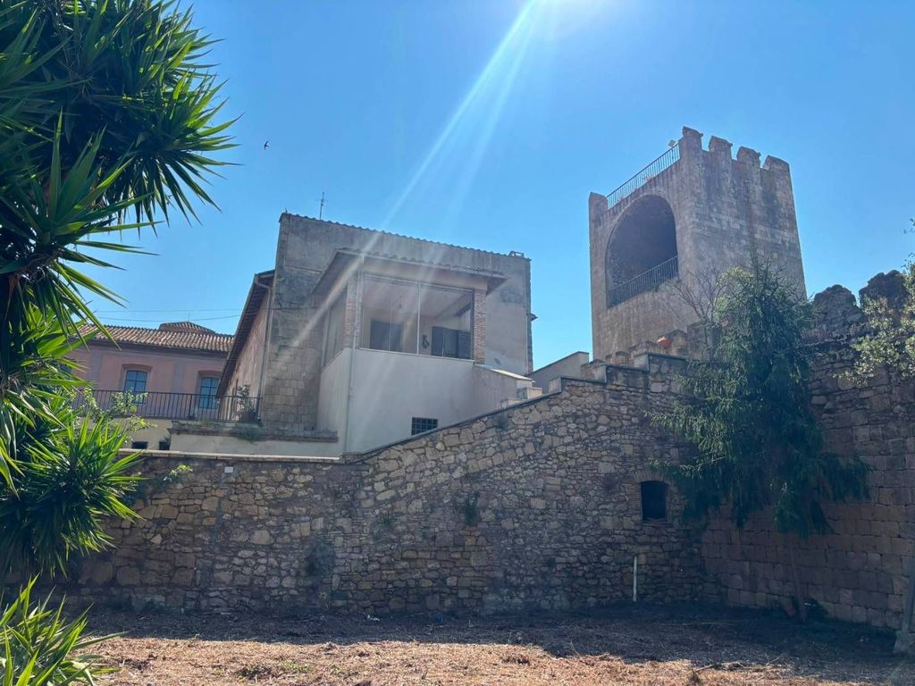 Luxury House for sale in Tarquinia, 580 000 €, Photo 1