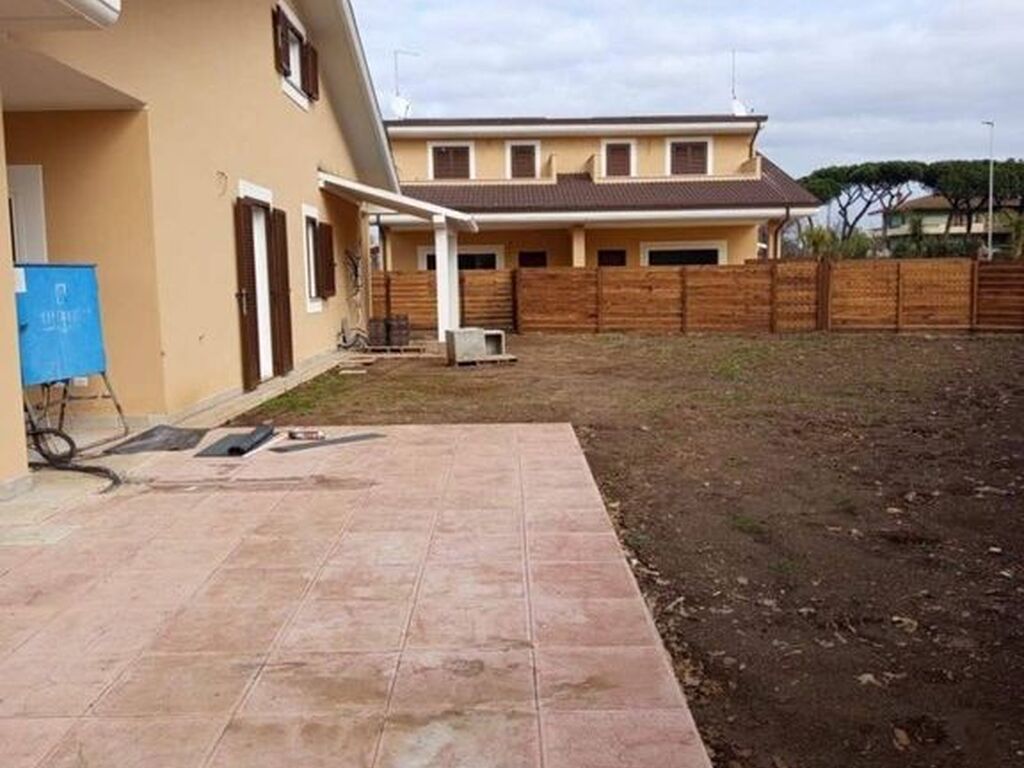 Luxury House for sale in Ladispoli, 480 000 €, Photo 1