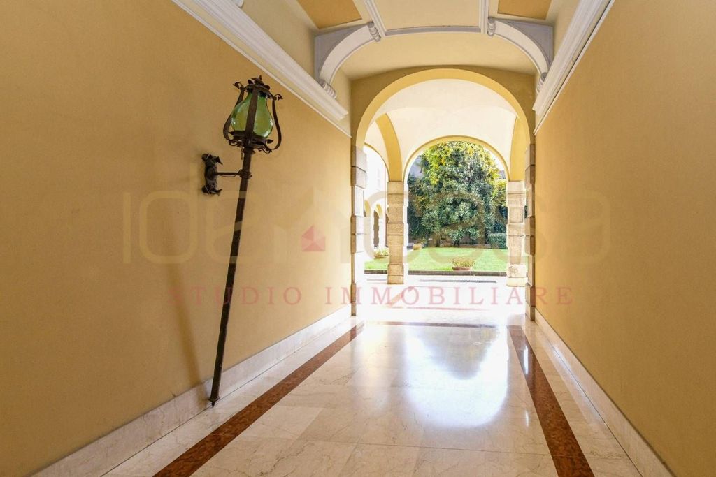 Luxury Apartment for sale in Brescia, 1 050 000 €, Photo 1