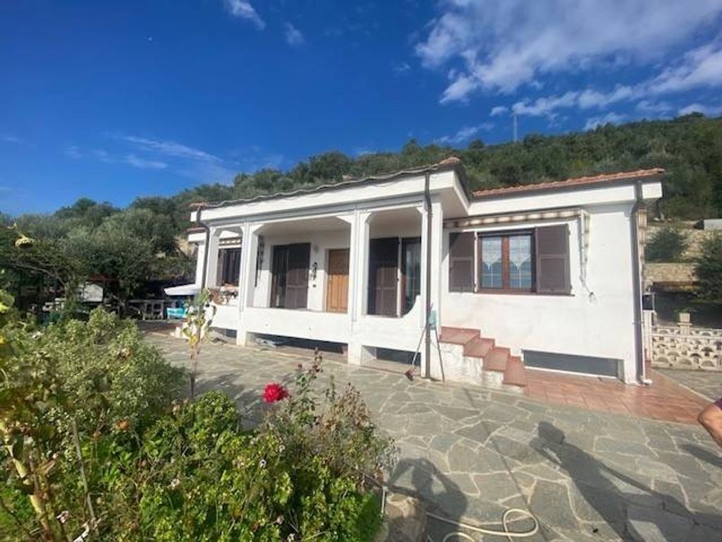 Luxury House for sale in Taggia, 650 000 €, Photo 1