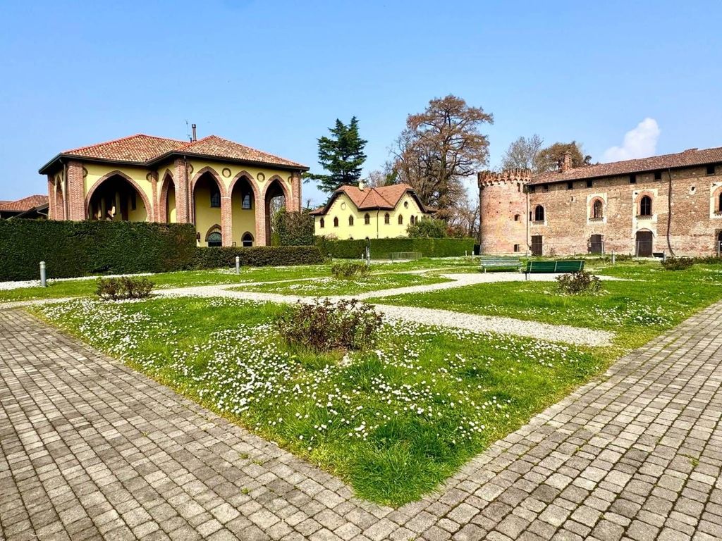 Luxury House for sale in Rozzano, 570 000 €, Photo 1