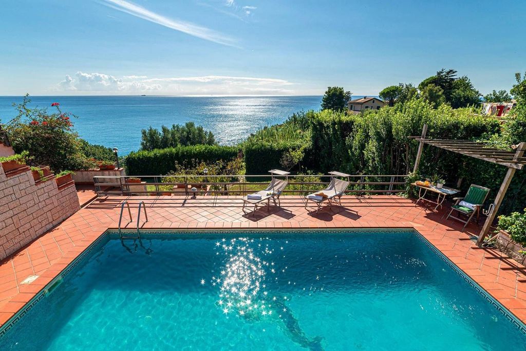 Luxury House for sale in Varazze, 1 050 000 €, Photo 1
