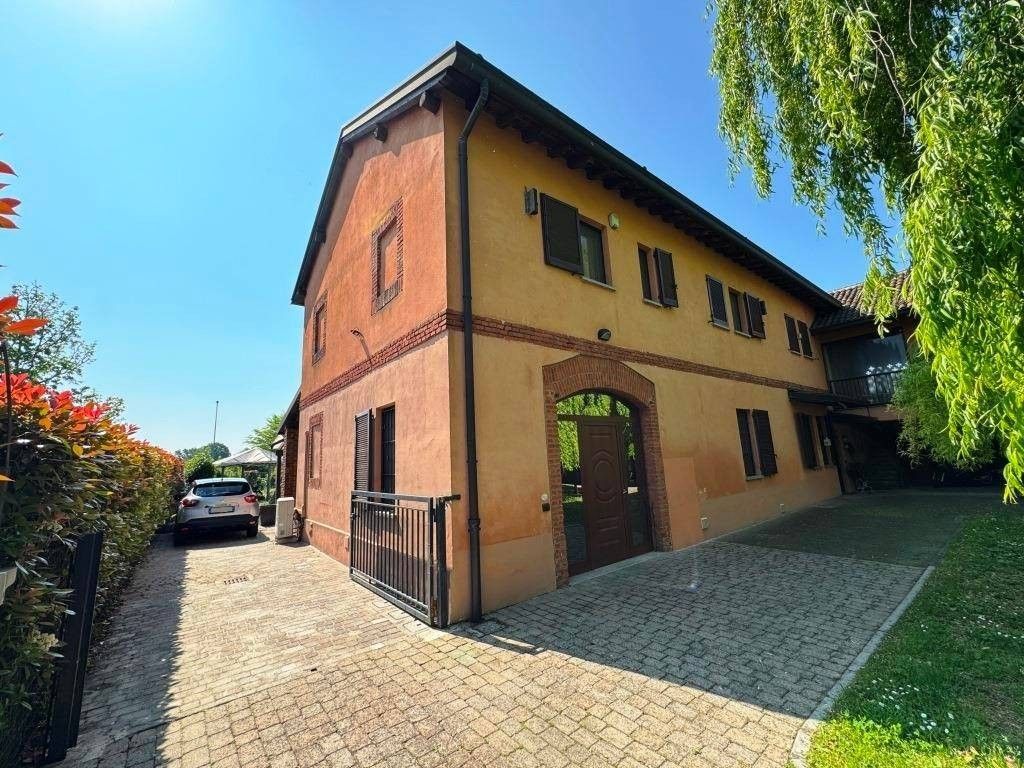 Luxury House for sale in Rozzano, 550 000 €, Photo 1
