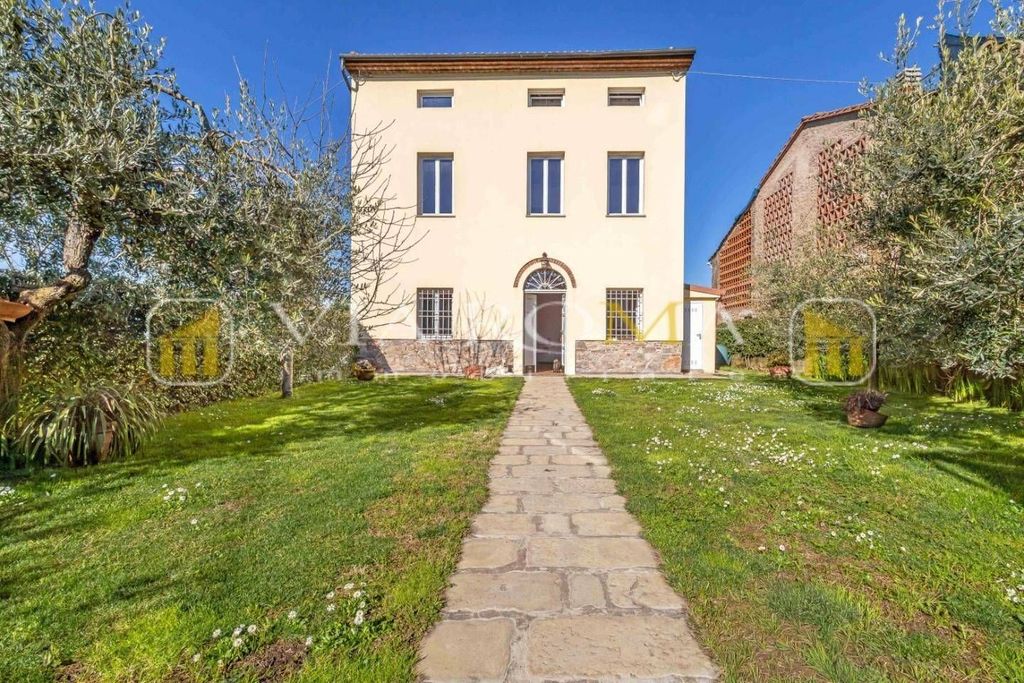 Luxury House for sale in Capannori, 680 000 €, Photo 1