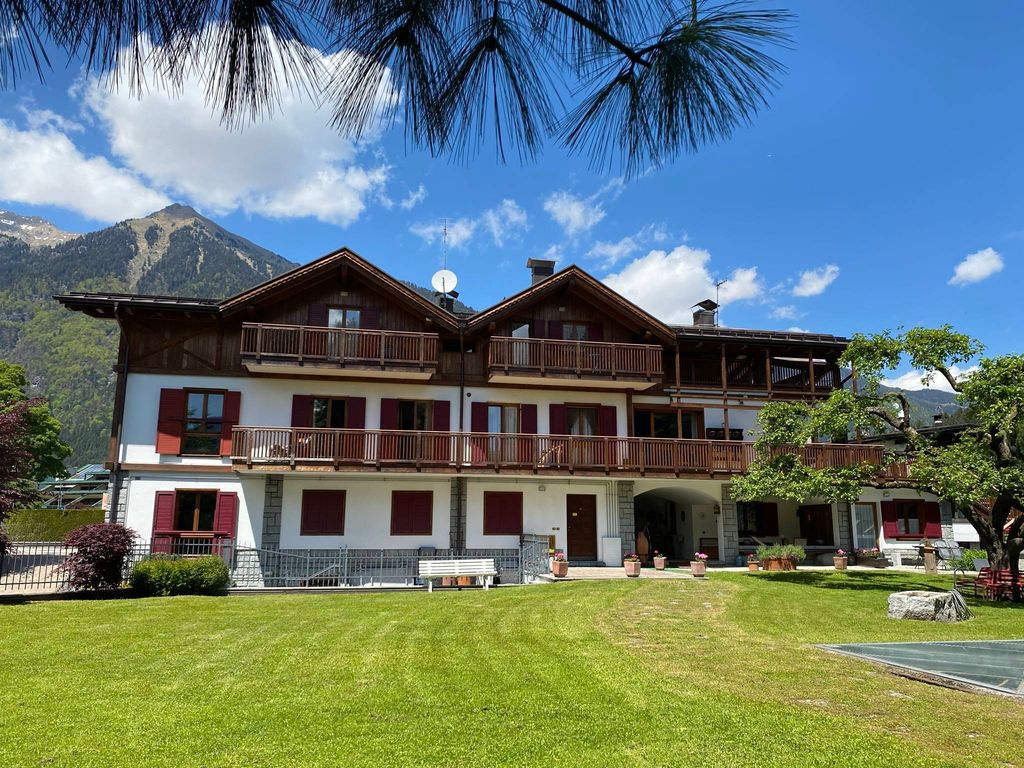 Appartement de luxe à vendre à Pinzolo, 1 350 000 €, Photo 1