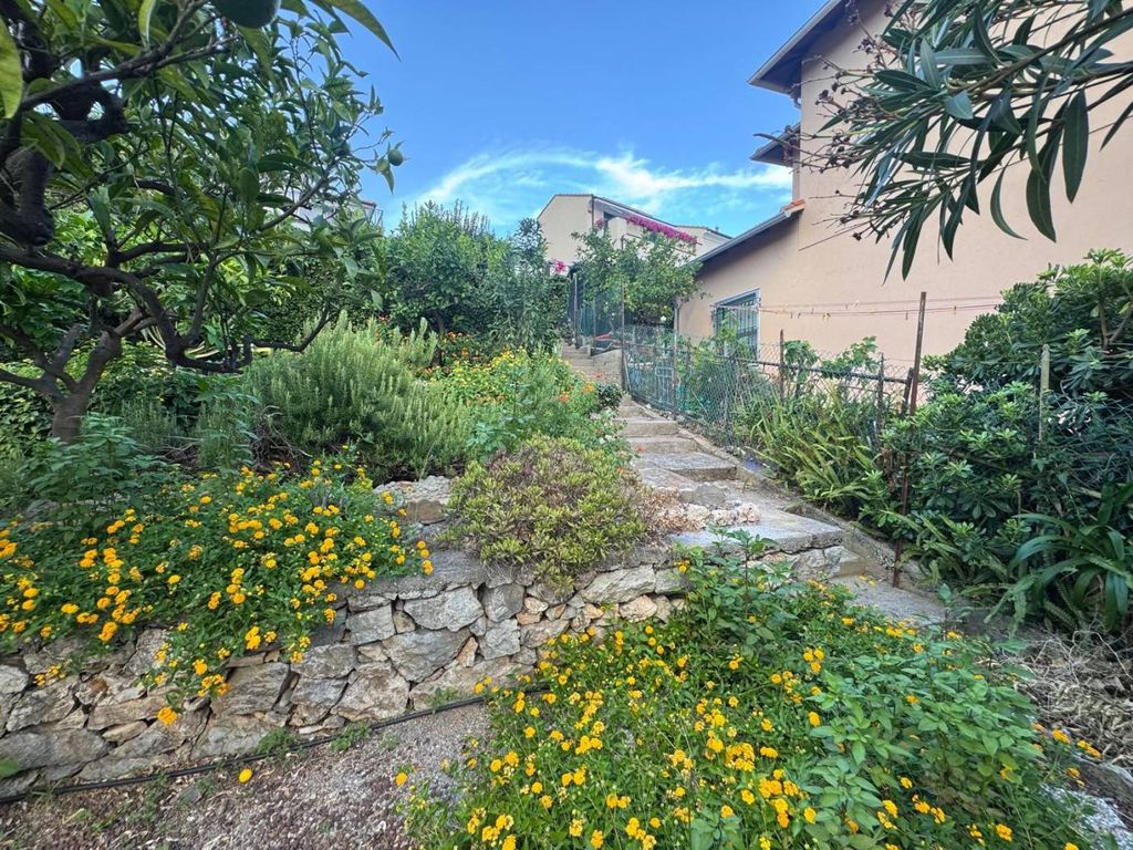 Luxury House for sale in Borgio, 750 000 €, Photo 1