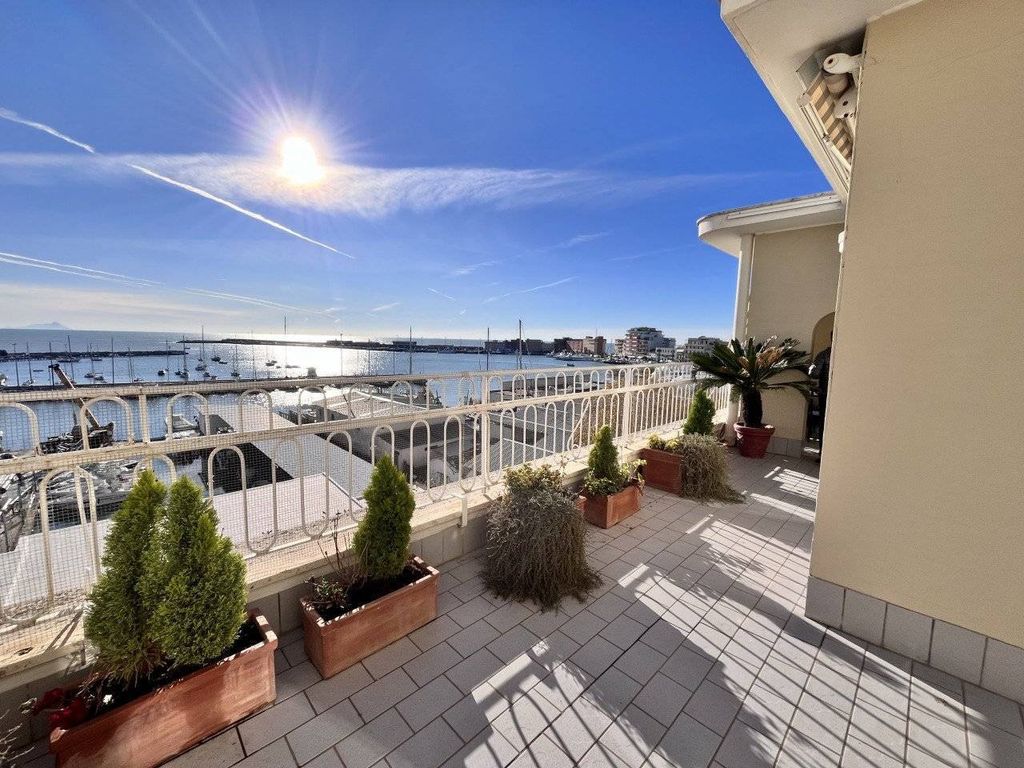 Luxury Apartment for sale in Anzio, 650 000 €, Photo 1