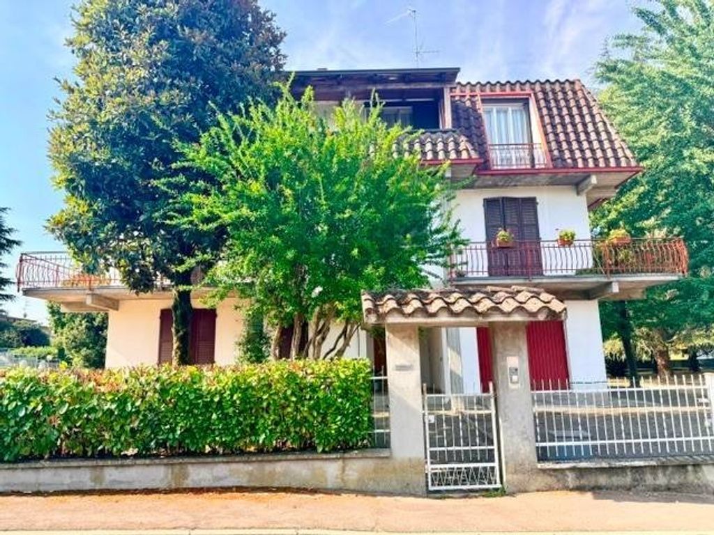 Luxury House for sale in Montechiarugolo, 790 000 €, Photo 1