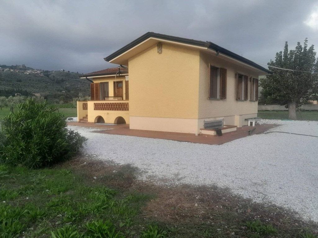 Luxury House for sale in Massarosa, 850 000 €, Photo 1