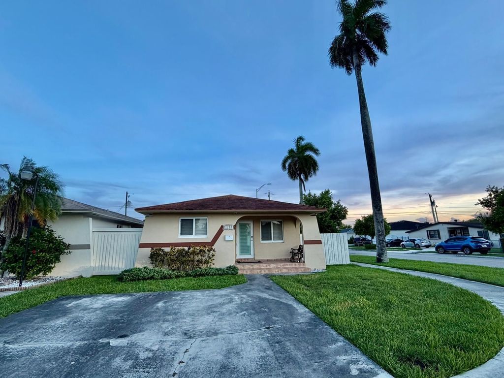 Maison de luxe à vendre à Hialeah, 601 997 €, Photo 1