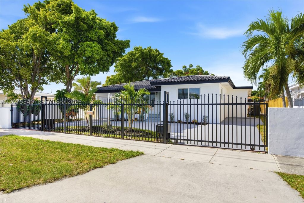 Maison de luxe à vendre à Hialeah, 726 720 €, Photo 1