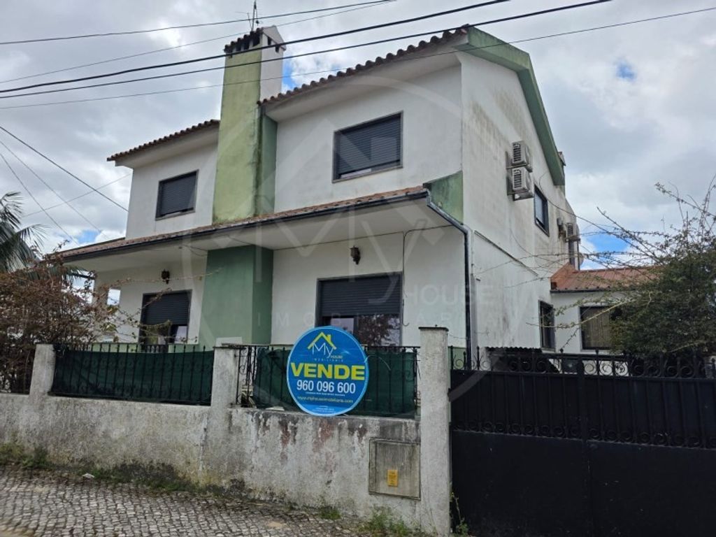 Luxury House for sale in Charneca de Caparica, 534 500 €, Photo 1