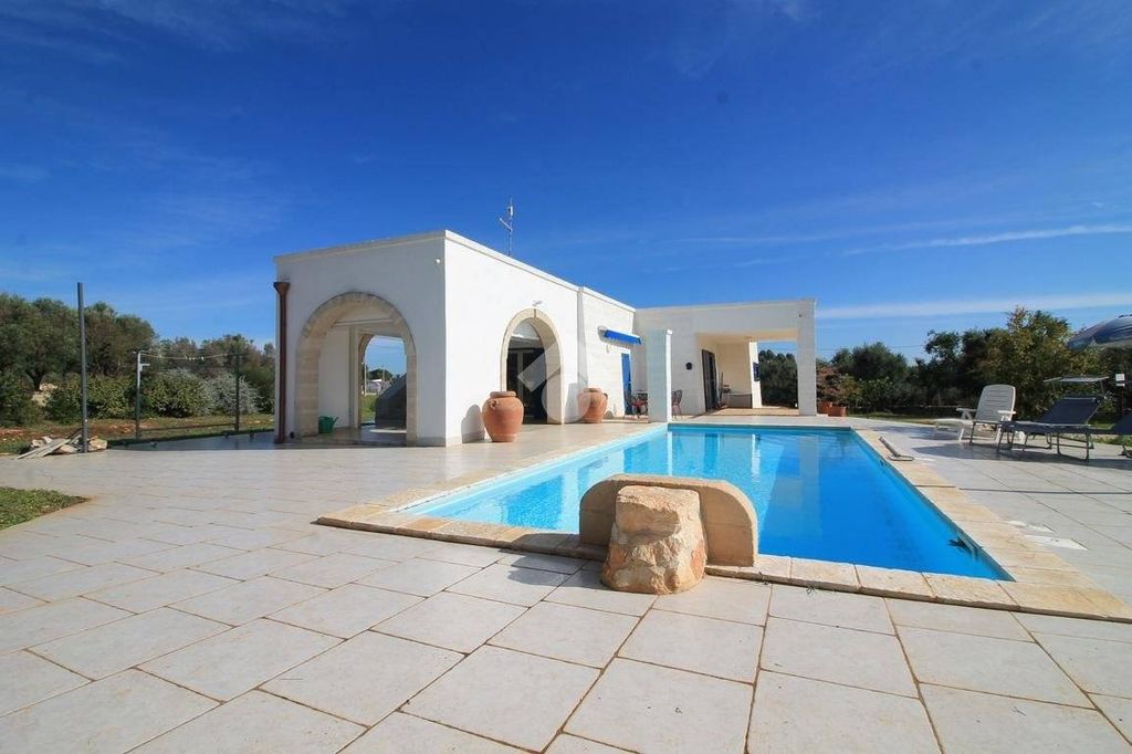 Luxury House for sale in Ostuni, 565 000 €, Photo 1