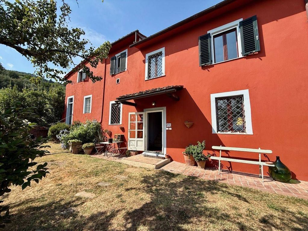 Luxury House for sale in Pescia, 635 000 €, Photo 1
