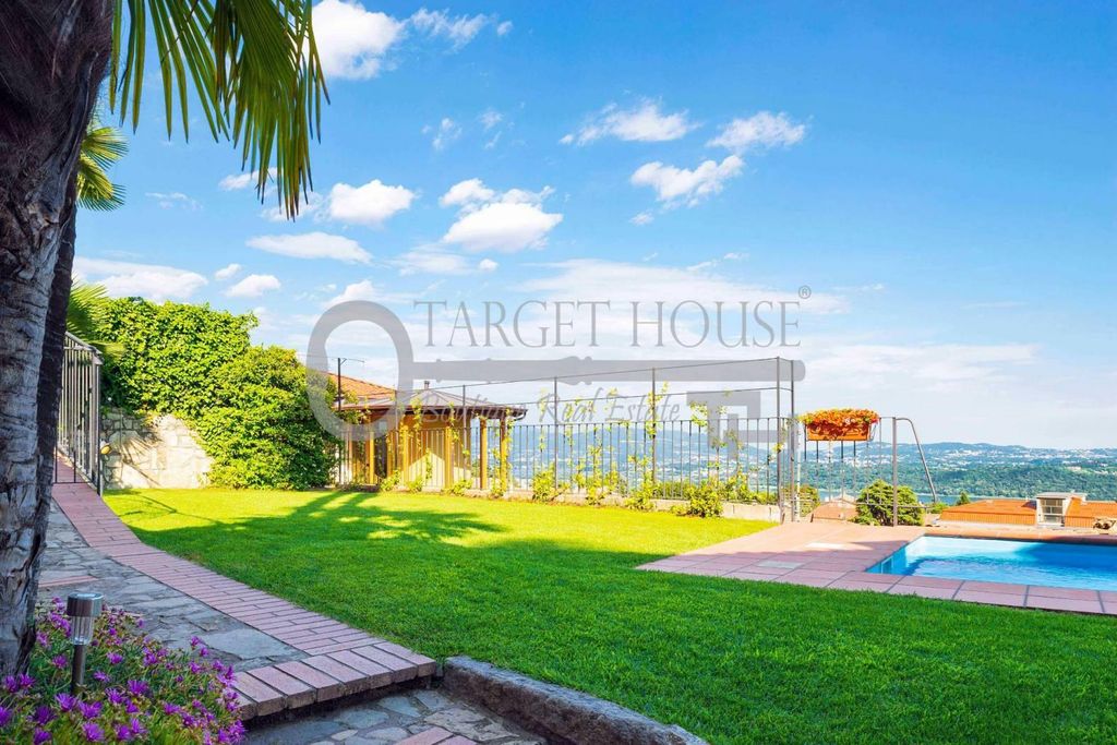 Luxury House for sale in Albavilla, 695 000 €, Photo 1