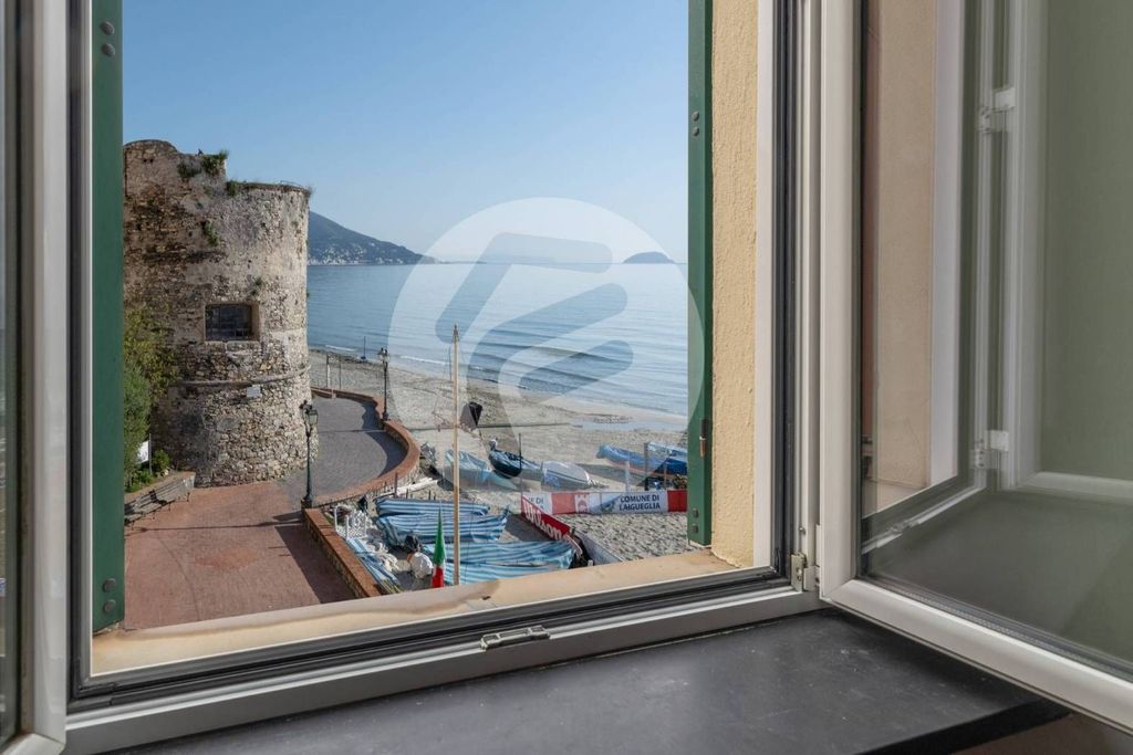 Luxury Apartment for sale in Laigueglia, 795 000 €, Photo 1