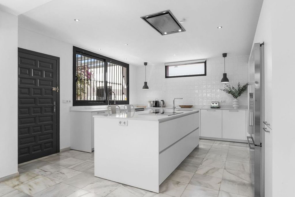 Maison de luxe à vendre à Marbella, 1 400 000 €, Photo 2